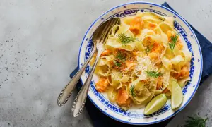 Pâtes au saumon fumé : La recette facile, rapide et nos astuces !