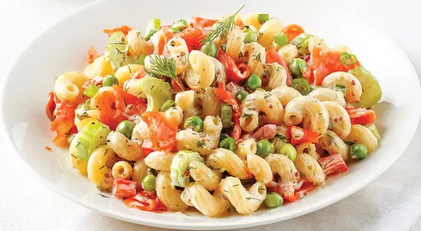 Salade de pâtes au saumon: la recette parfaite pour toutes les occasions