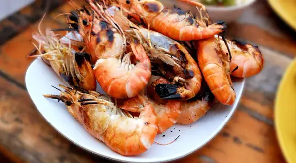 Gambas grillées : le guide pour une cuisson juteuse et savoureuse
