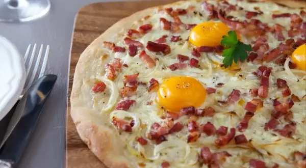 Pizza lardons crème fraîche : la recette croustillante du chef !