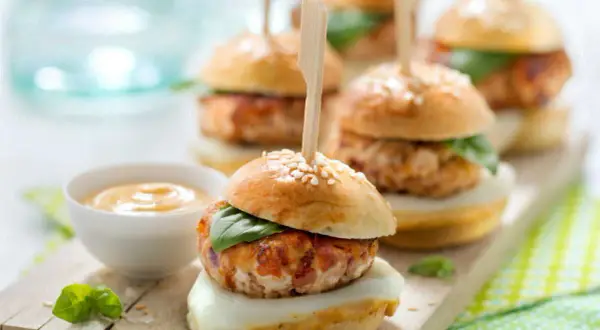 Recette mini burgers poulet froid : l'apéro gourmand sans stress