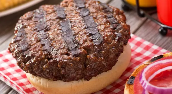 Burger barbecue parfait : mes secrets pour un goût fumé et juteux