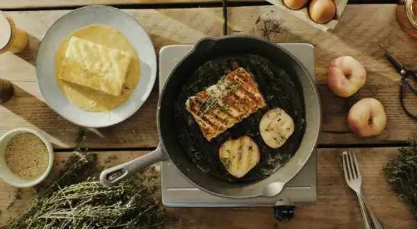 Feta grillée à la poêle : Réussissez-la croustillante et fondante !