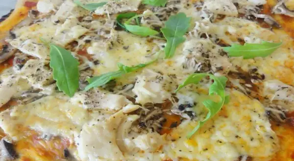 Pizza poulet crème champignons : ma recette facile et astuces
