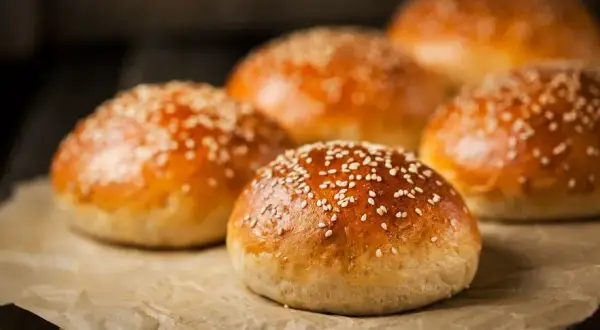 Pains à burger maison : la recette moelleuse et inratable (même pour débutant)