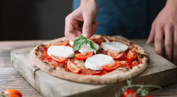 Pizza Italienne : La Recette d'Expert pour une Pâte & Sauce Parfaites
