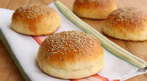 Pains Burger Maison : Recette Inratable pour un Moelleux Parfait