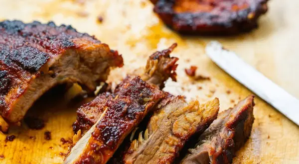 Juteuse et savoureuse : la côte de porc grillée enfin parfaite !