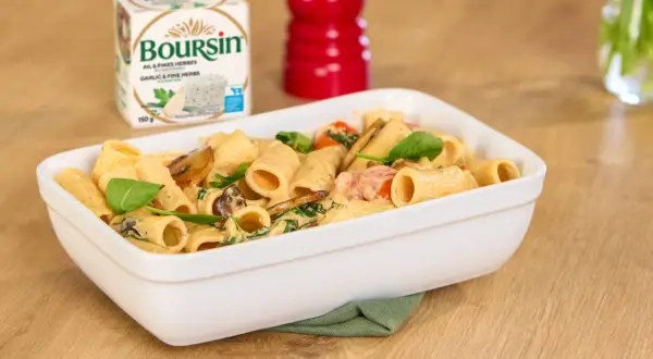 Pâtes crémeuses avec Boursin, champignons et épinards dans un plat blanc.