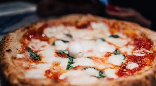 Maîtrisez la pâte à pizza épaisse et moelleuse : ma recette infaillible