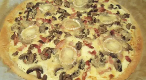 Pizza chèvre lardon crème fraîche: la recette gourmande et facile
